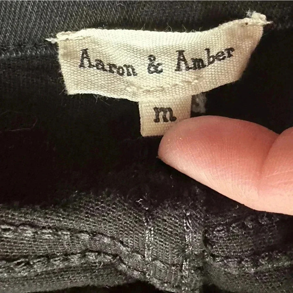 Aaron & Amber high-waisted multi-button shorts, size m - Picture 3 of 3